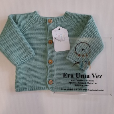 Casaco de malha verde-água para bebé com botões de madeira e etiqueta CUBO mágico
