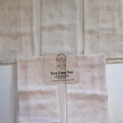 Roupas infantis de algodão com estampados de ursinhos, aviões e peixes em fundo branco
