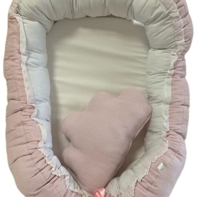 Ninho de bebé cor-de-rosa com almofada em forma de nuvem