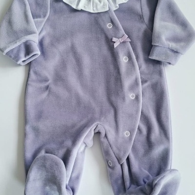 Pijama de bebé lilás com gola branca e laço