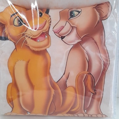 Produto infantil com estampa Simba e Nala do Rei Leão em tecido com alça branca na embalagem plástica