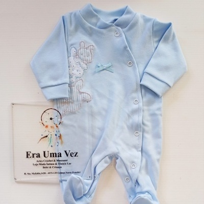 Macacão de bebé azul claro com botão e coelhinhos bordados