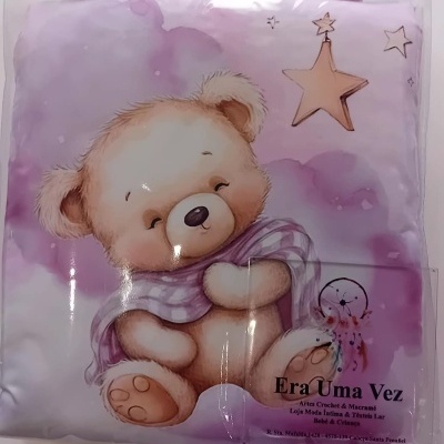 Jogo de cama infantil com urso estampado em rosa e lilás embalado