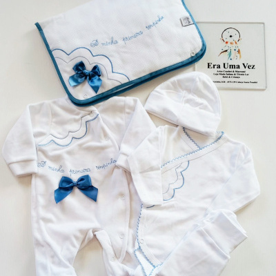 Conjunto de roupa de bebé branca com detalhes azuis e saco bordado
