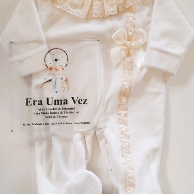 Pijama branco para bebé com gola de renda e laço bege