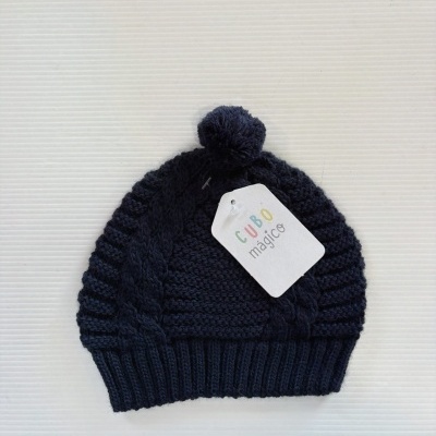 Gorro azul escuro de malha com pompom e etiqueta CUBO mágico