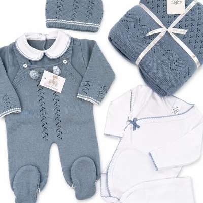Conjunto roupa bebé azul e branco com gorro, macacão, body e manta em malha