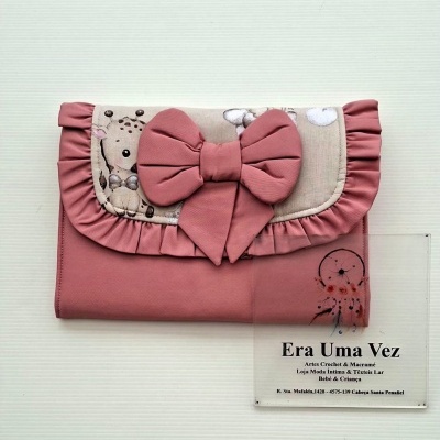 Bolsa cor-de-rosa com laço e padrão de bichinhos