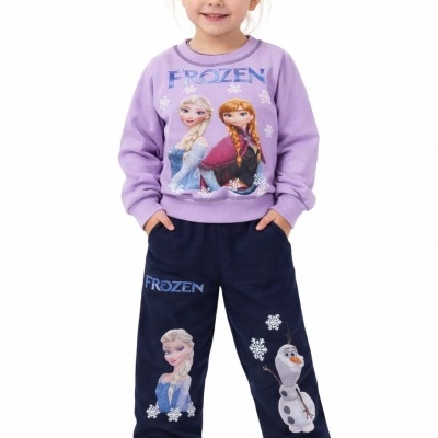 Menina com conjunto de roupa infantil do filme Frozen, com camisola lilás e calças azul-escuras estampadas.