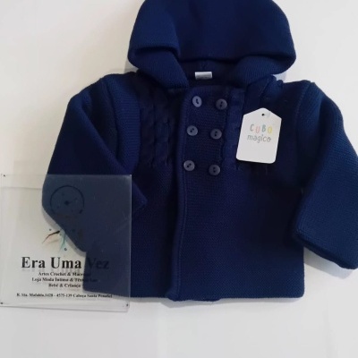 Casaco de malha azul escuro com capuz e botões com etiqueta Cubo mágico e placa Era Uma Vez