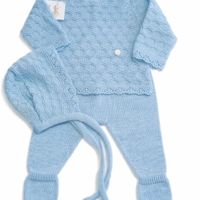 Conjunto de roupa de bebé azul claro em malha com camisola, calças e capuz.