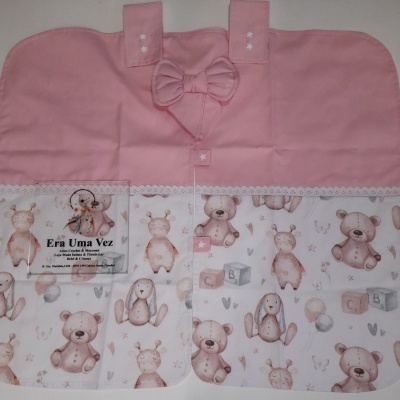porta-fraldas rosa e branco com estampado de ursos e coelhos e detalhes de renda e laço