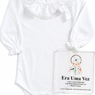 Body branco para bebé com gola franzida e laço