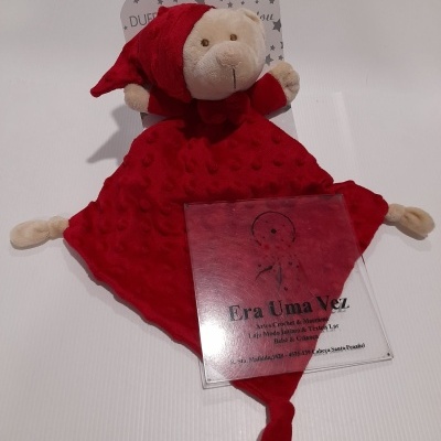 Pelúcia manta vermelha com urso bege e etiqueta com estrelas e placa transparente com texto