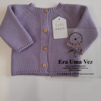 Casaco de lã de bebé lilás com botões de madeira e etiquetas visíveis