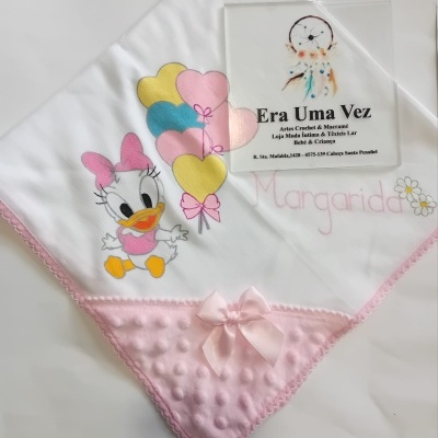 Fralda de bebé branca e rosa com personagem Margarida e balões coloridos.