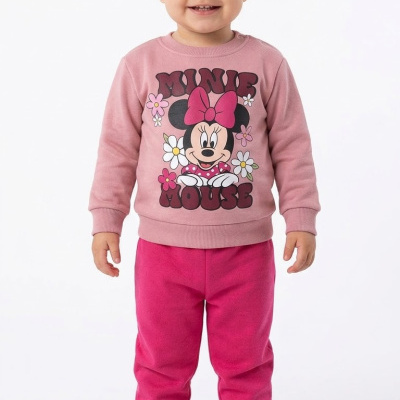 Criança com camisola rosa e calças rosa fúcsia