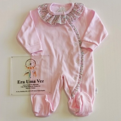 Macacão de bebé cor-de-rosa com gola floral e botões à frente