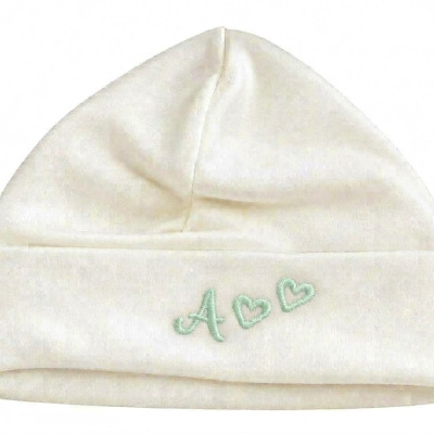Gorro branco de bebé com bordado verde de letra A e dois corações