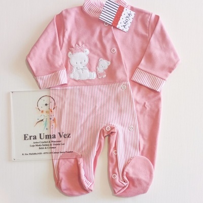 Macacão de bebê rosa com riscado branco e rosa e bordado de ursinhos