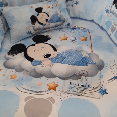 Roupa de cama para bebé com padrão azul e ilustração de rato a dormir na nuvem com estrelas
