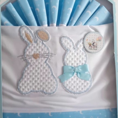 Roupa de cama infantil azul e branca com coelhos bordados