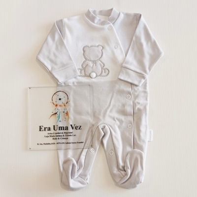 Pijama cinzento claro de bebé com bordado de ursinho e cartão Era Uma Vez