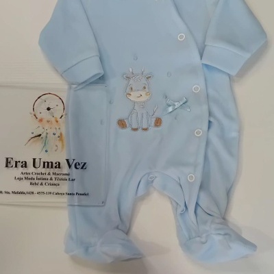 Macacão de bebé azul claro com bordado de girafa e botões de pressão