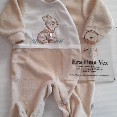 Pijama de bebé bege e branco com coelho bordado