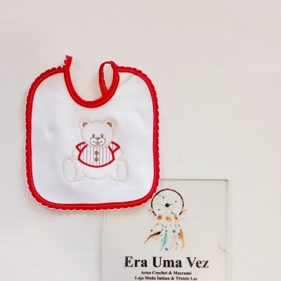 Babete branco com borda vermelha e ursinho bordado