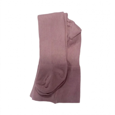 Meias rosa claro de malha dobradas sobre fundo branco