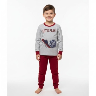 Criança com pijama cinza e vermelho com estampa de futebol