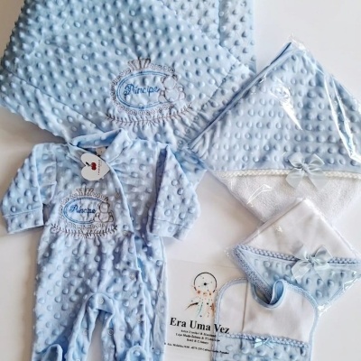 Conjunto de bebê azul claro com textura em bolha e bordado Principe.