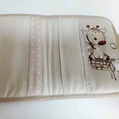 Carteira de material sintético bege com ilustração de uma girafa sentada num cesto.