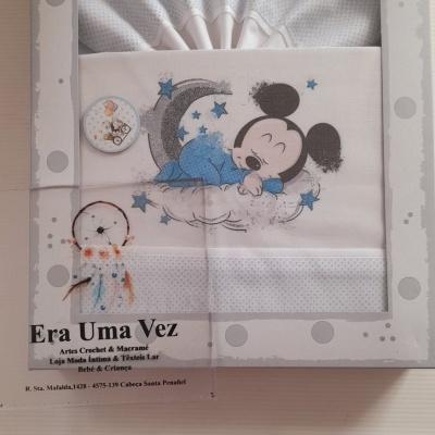 Conjunto de roupa de bebé com desenho de personagem a dormir dentro de embalagem