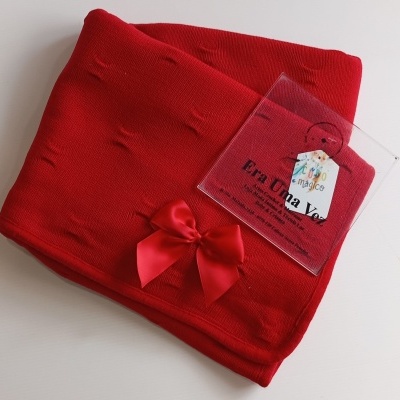 Manta vermelha de malha com laço de cetim e etiqueta