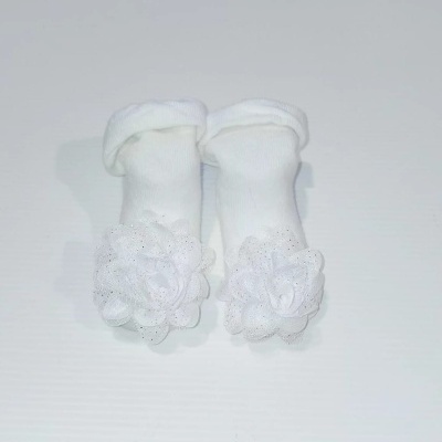 Meias brancas para bebé com flores em tecido brilhante.