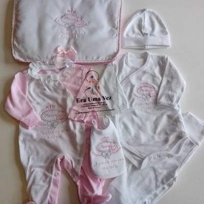 Conjunto de roupa de bebé branco e rosa com bordados cor-de-rosa