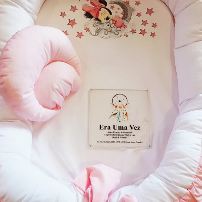 Ninho para bebé em tecido branco e rosa com desenho infantil e etiqueta Era Uma Vez