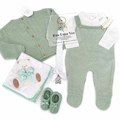 Conjunto de roupa e acessórios para bebé em malha verde clara com manta e chucha
