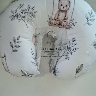 almofada com urso num baloiço e folhas cinzentas, com etiqueta Era Uma Vez