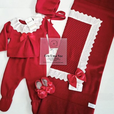 Conjunto de roupa vermelha para bebé com gola branca, gorro, sapatinhos e manta com laço vermelho