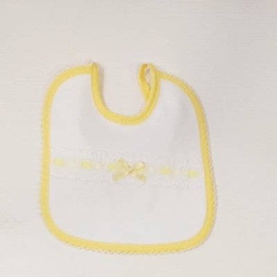 Babete de bebé branco com bordadura amarelo e laço central amarelo