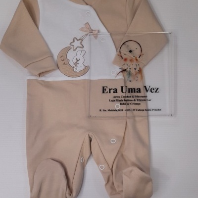 Macacão de bebé bege e branco com bordado de lua, estrela e coelho