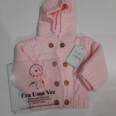 Casaco de malha rosa com capuz para bebé com botões e etiqueta 'CUBO mágico'
