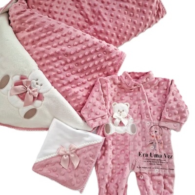 Conjunto rosa para bebé com textura de bolinhas e ursinho bordado com laço.