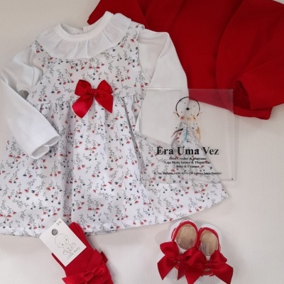 Conjunto de roupa para bebé com vestido branco estampado com flores vermelhas e cinzas, casaco vermelho, meias e sapatinhos vermelhos com laços
