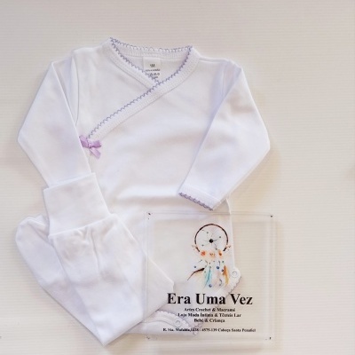 Pijama de bebé branco com detalhes roxos e placa de acrílico com filtro dos sonhos.