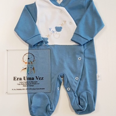 Macacão azul e branco de bebé com ursinhos bordados e padrão de bolinhas