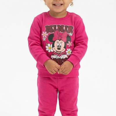 Criança com conjunto de roupa rosa com estampa da Minnie